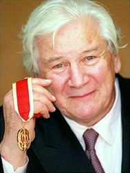 Sir Peter Ustinov mit Ritterorden im Buckingham Palace